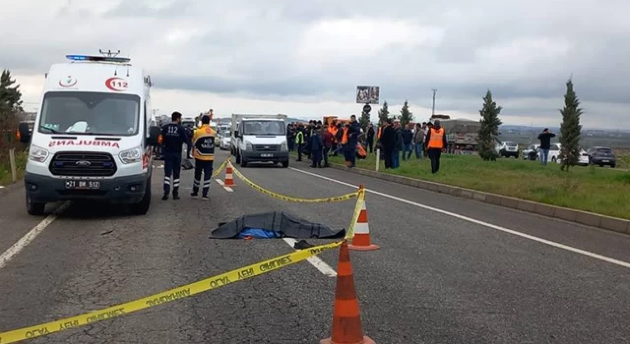 Yol çalışması yapan işçilere hafif ticari araç çarptı; 3 ölü, 1 yaralı