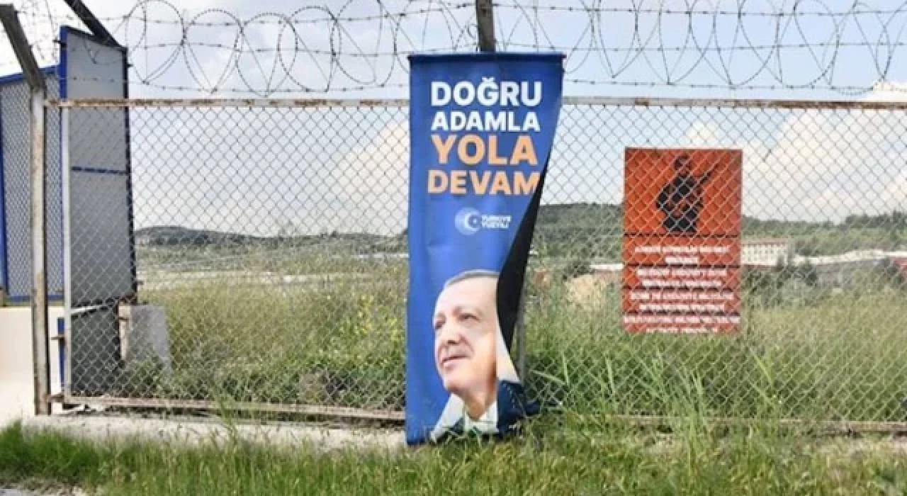 Etimesgut Zırhlı Birlikler Okulu'nun tel örgülerine Erdoğan posterleri asıldı