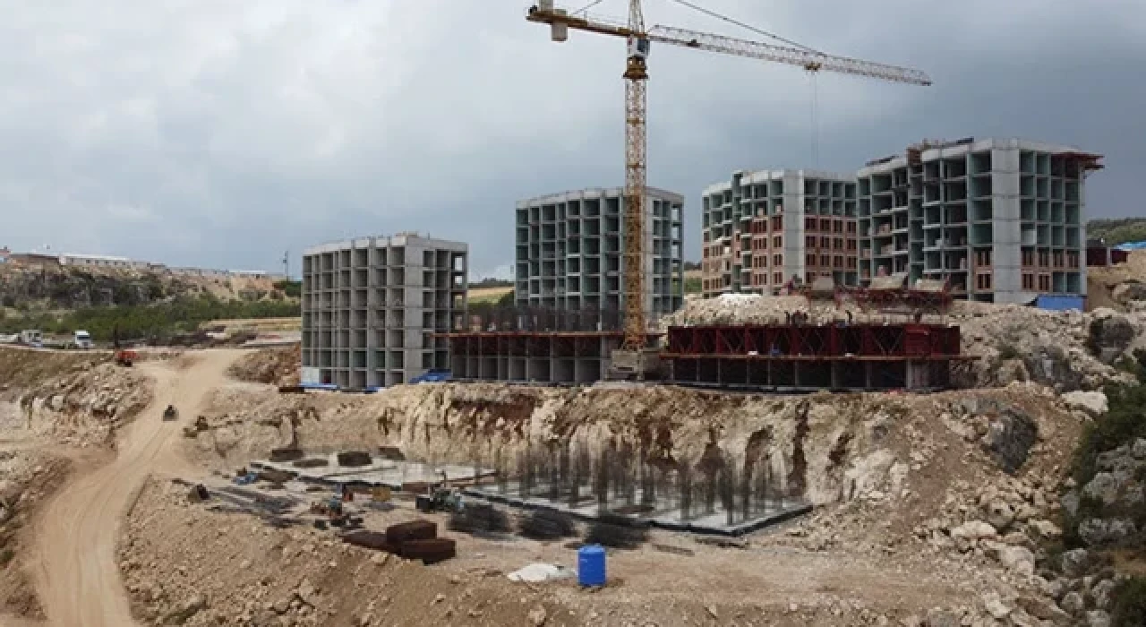 Hatay'da depremzedeler için yapılan kalıcı konutların 4 blokunun kaba inşaatı bitti