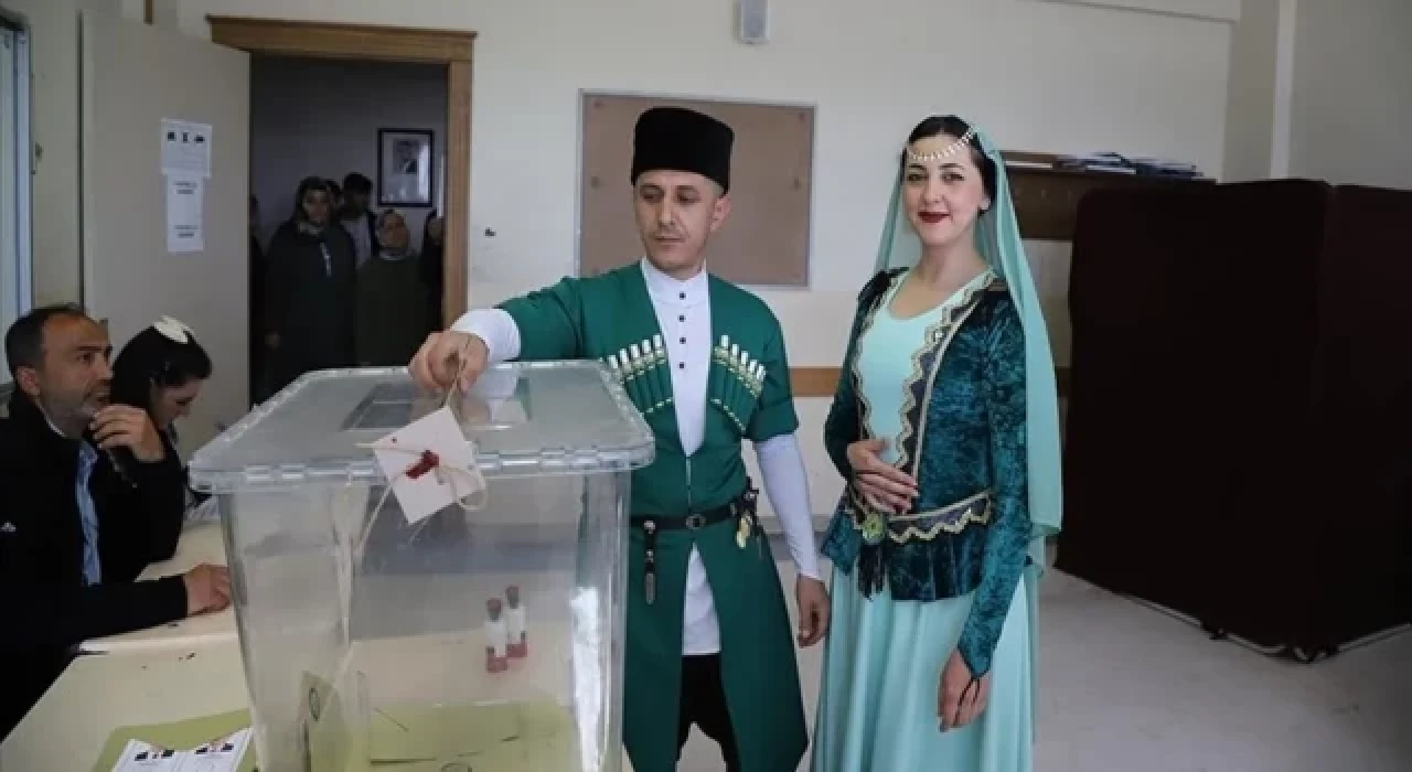 Kars'ta bir çift Kafkas kıyafetiyle oy kullandı