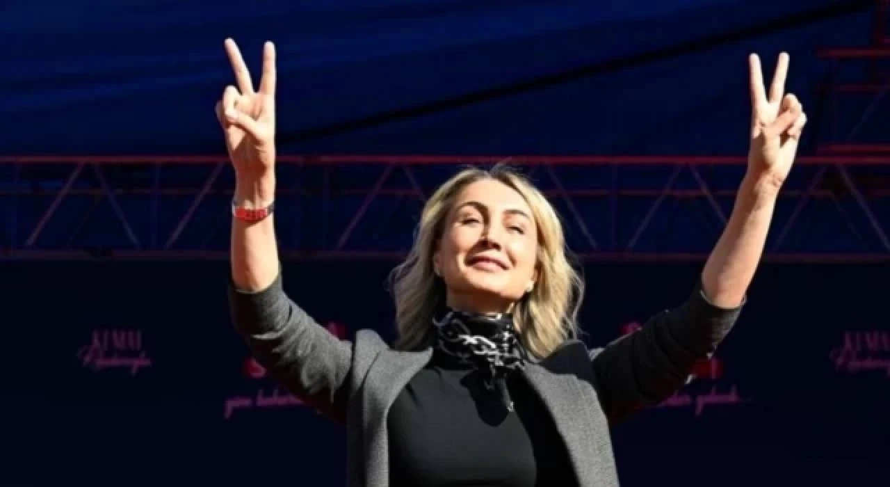 Soylu: CHP'nin Van mitingine İmamoğlu hanımıyla katıldı, PKK'nın yaptığı zafer işaretini yaptılar