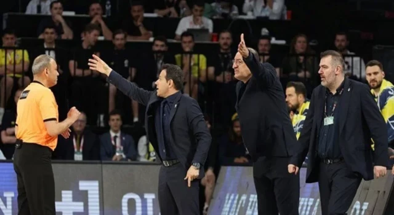 Anadolu Efes - Fenerbahçe Beko maçındaki hakemler için resmi karar