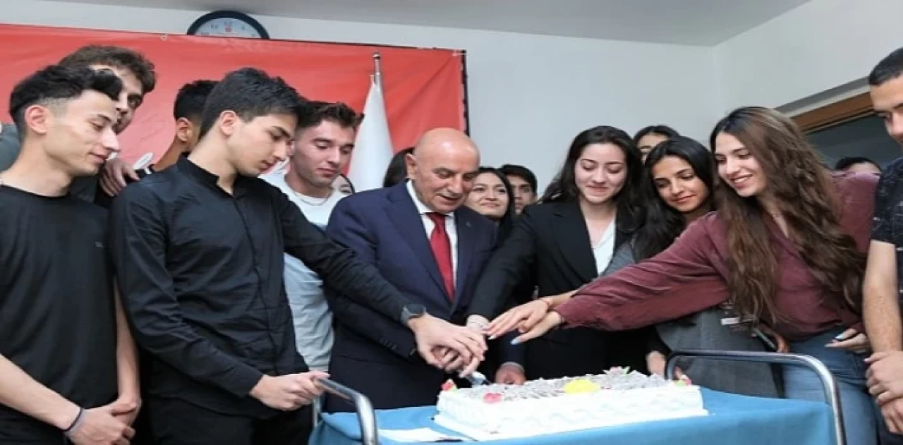 Başkan Altınok YKS Öğrencileriyle Pasta Kesti