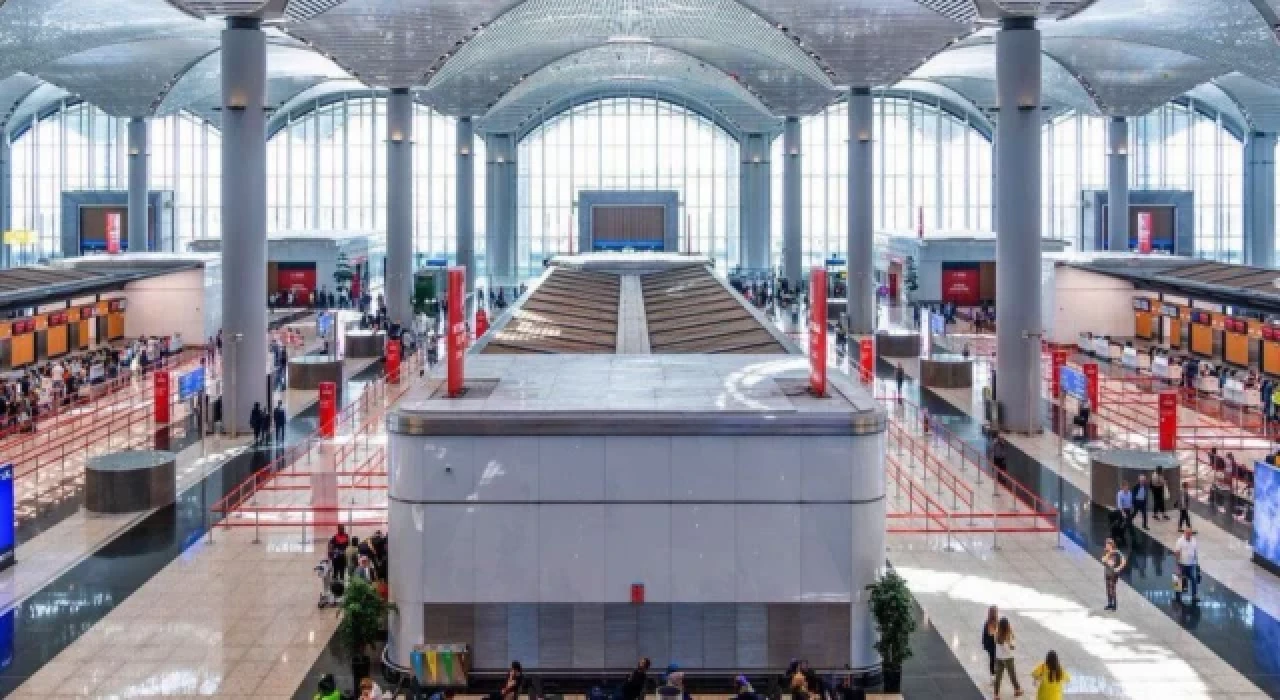 Havalimanında, yürüyen kaldırıma sıkışan kadın bacağından oldu!