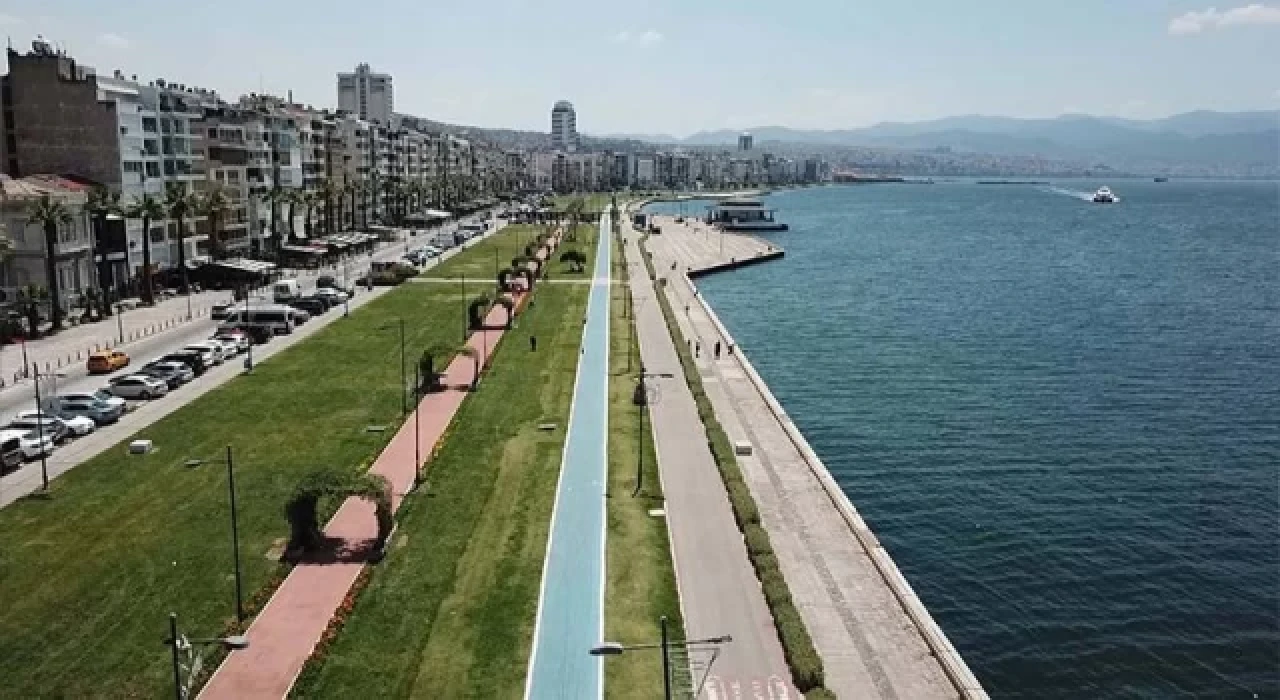 İzmir’de Kordon Boyu boş kaldı