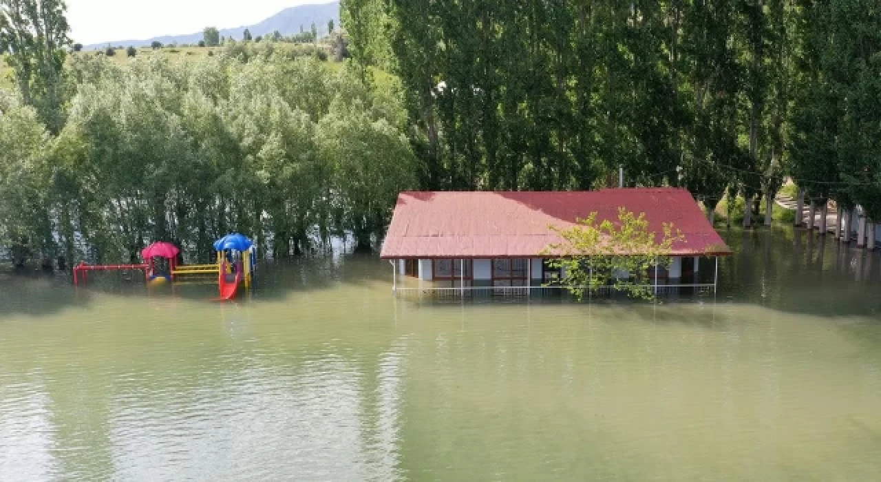 Kılıçkaya Barajı taştı, sosyal tesisleri su bastı
