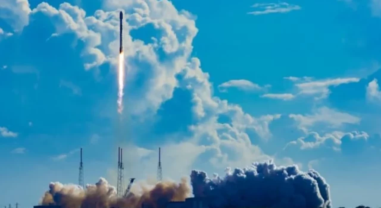 SpaceX, 22 Starlink uydusunu başarılı şekilde uzaya gönderdi