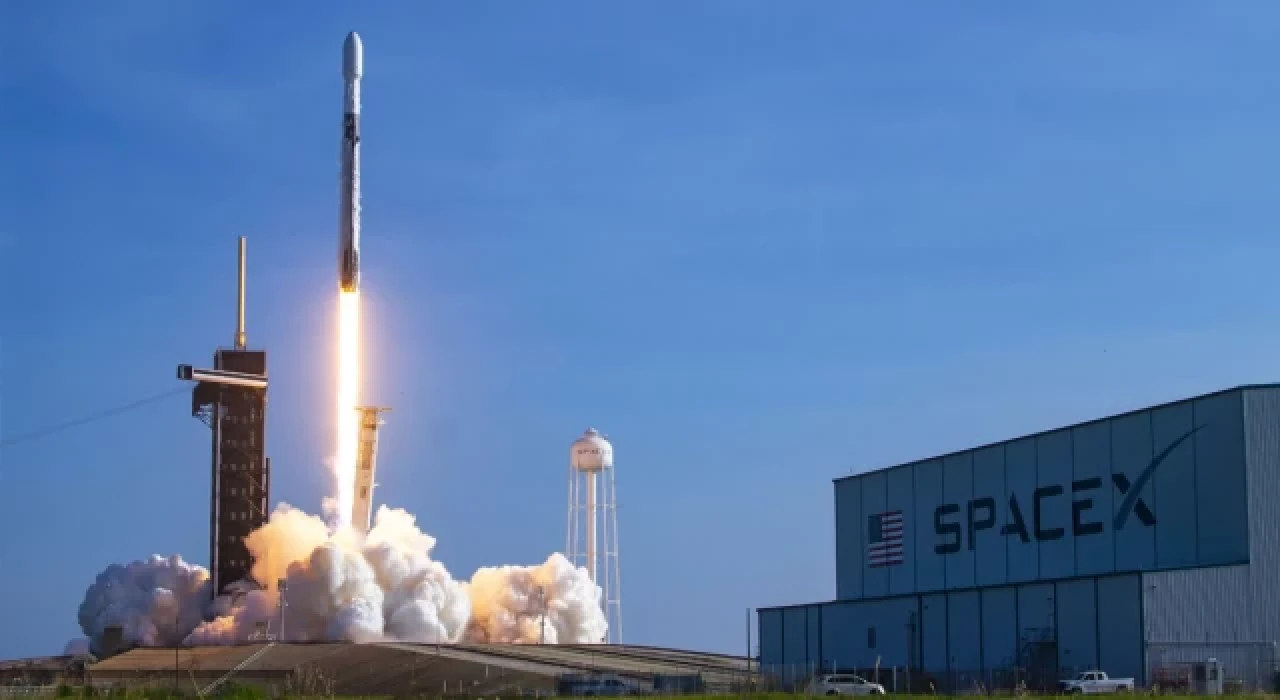 SpaceX uzaya 52 Starlink uydusu fırlattı