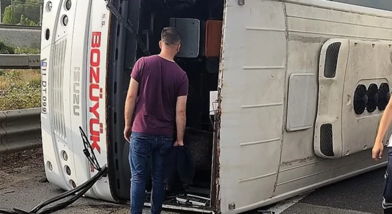 Bilecik'te otomobilin çarptığı işçi servisi devrildi, 11 kişi yaralandı