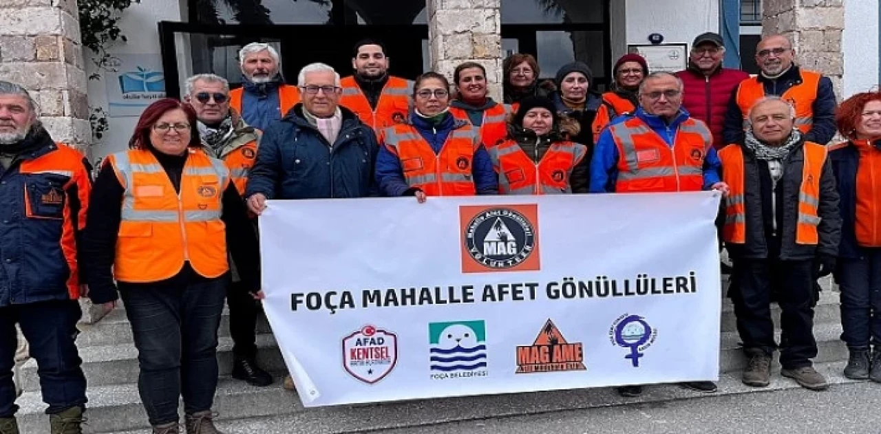 FOÇA ’ nın mahalle afet gönüllüleri halkı depreme karşı hazırlıyor