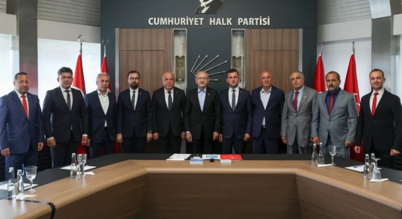 Kılıçdaroğlu, Antalya İl Başkanı Nuri Cengiz ve İlçe Başkanlarını kabul etti