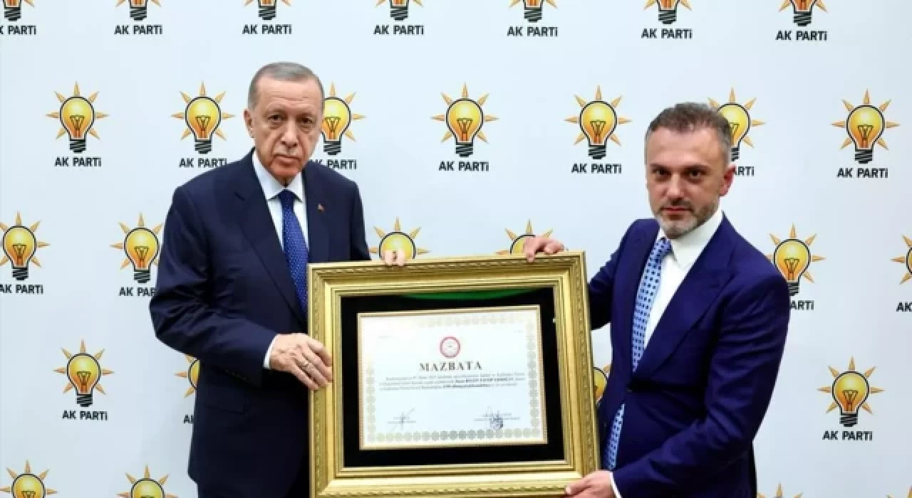 AK Parti Genel Başkanlığına yeniden seçilen Cumhurbaşkanı Erdoğan'a mazbatası takdim edildi