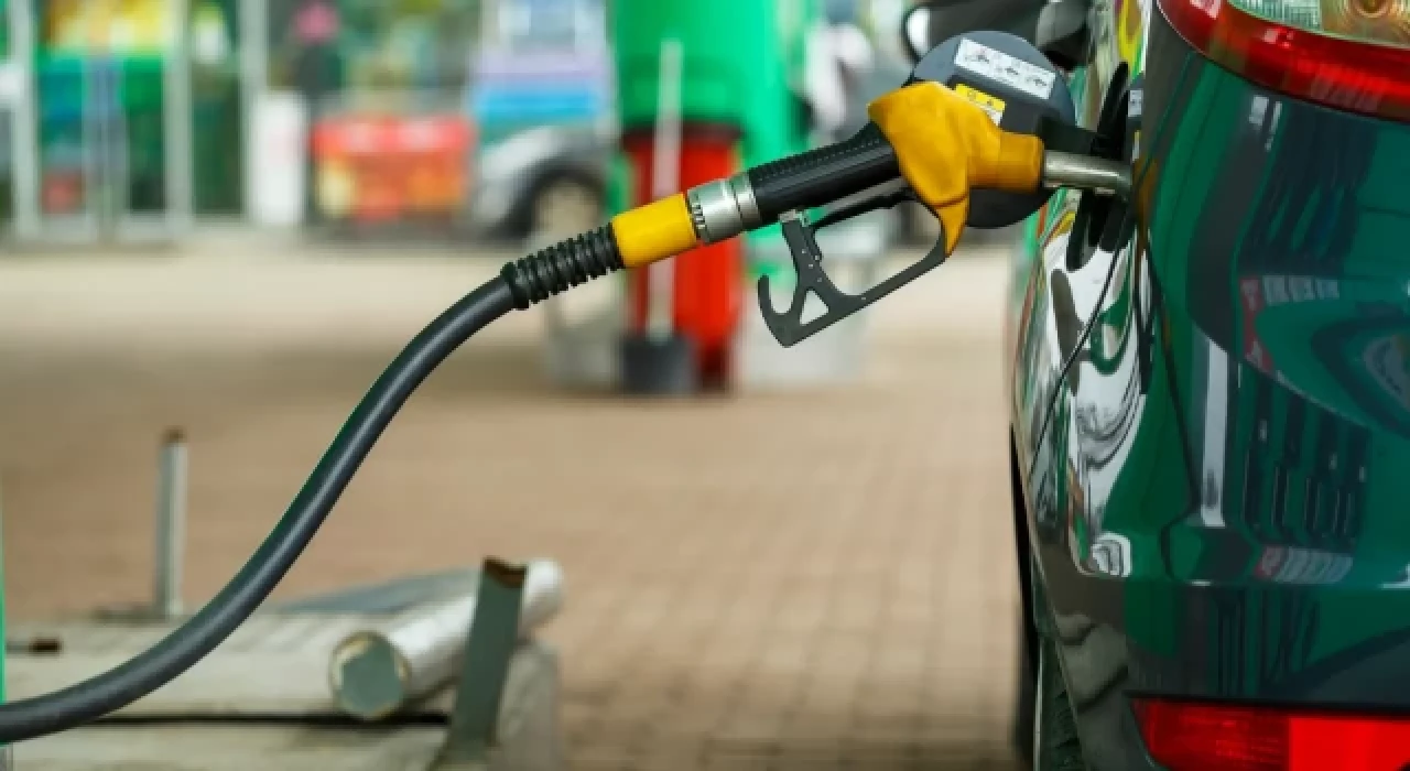 Benzinde 2 lira 7 kuruşluk indirim yapıldı