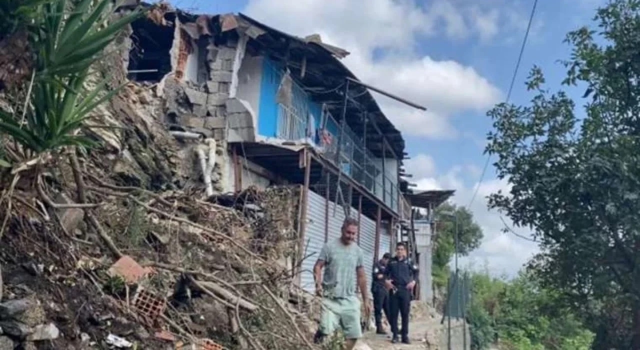 Beşiktaş'ta evlerin bulunduğu bölgeye kaya düştü