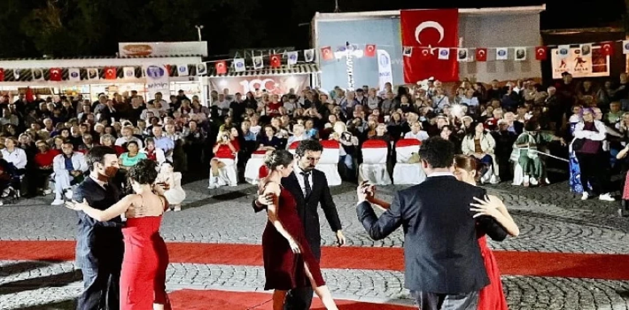Didim’de Atatürk’ün sevdiği şarkılar ve vals gösterisi gerçekleştirildi