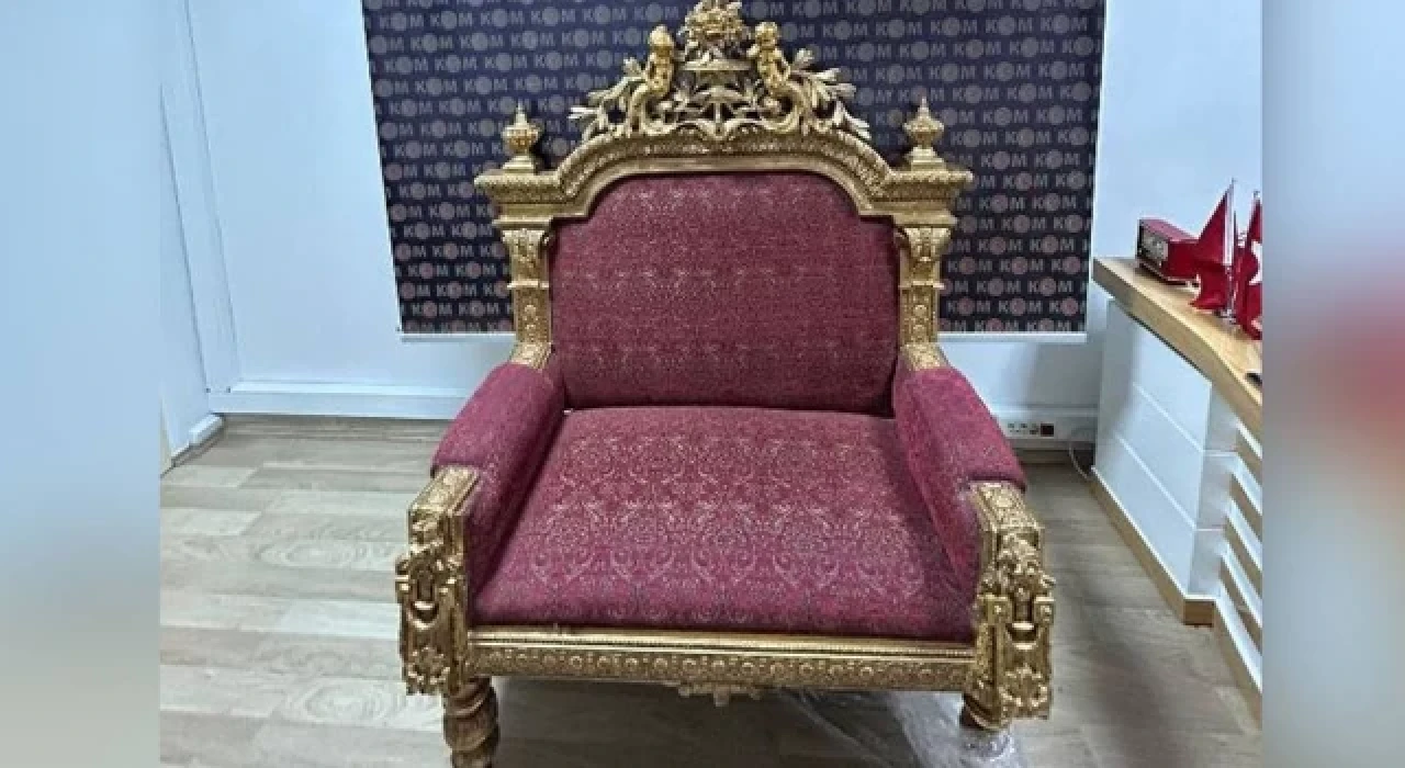 İstanbul'da "saltanat tahtı" ele geçirildi