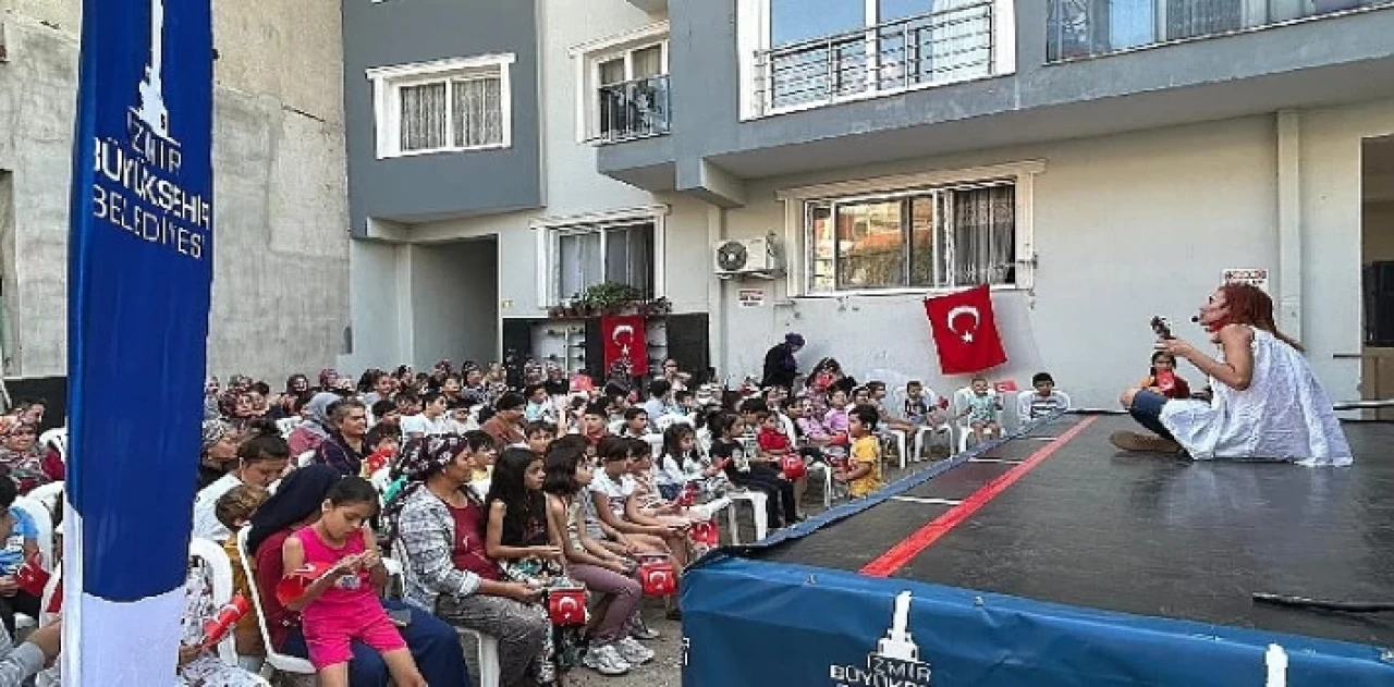 İzmirli minikler Cumhuriyet’in yeni yüzyılına 'merhaba’ dedi