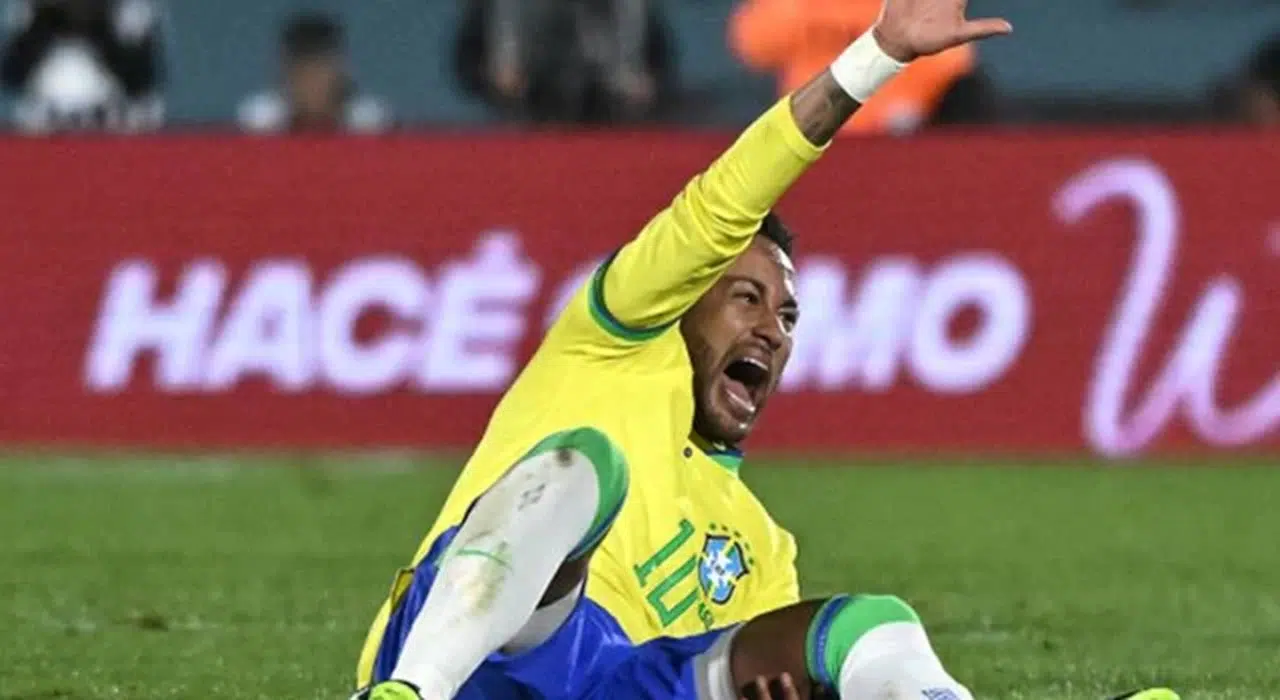 Milli maçta sakatlanan Neymar, sezonu kapattı