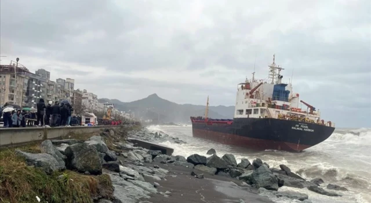 Artvin'de yük gemisi karaya oturdu