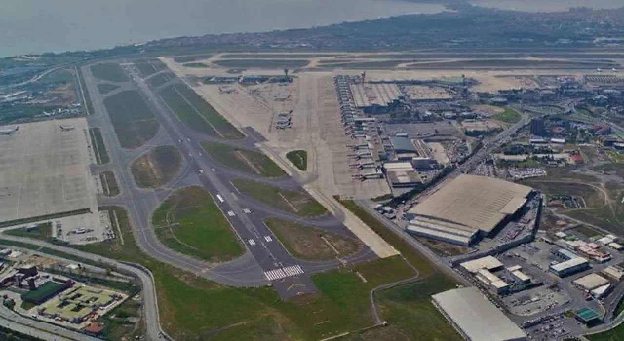 Atatürk Havalimanı'na iniş yapan özel uçak, pistten çıktı!