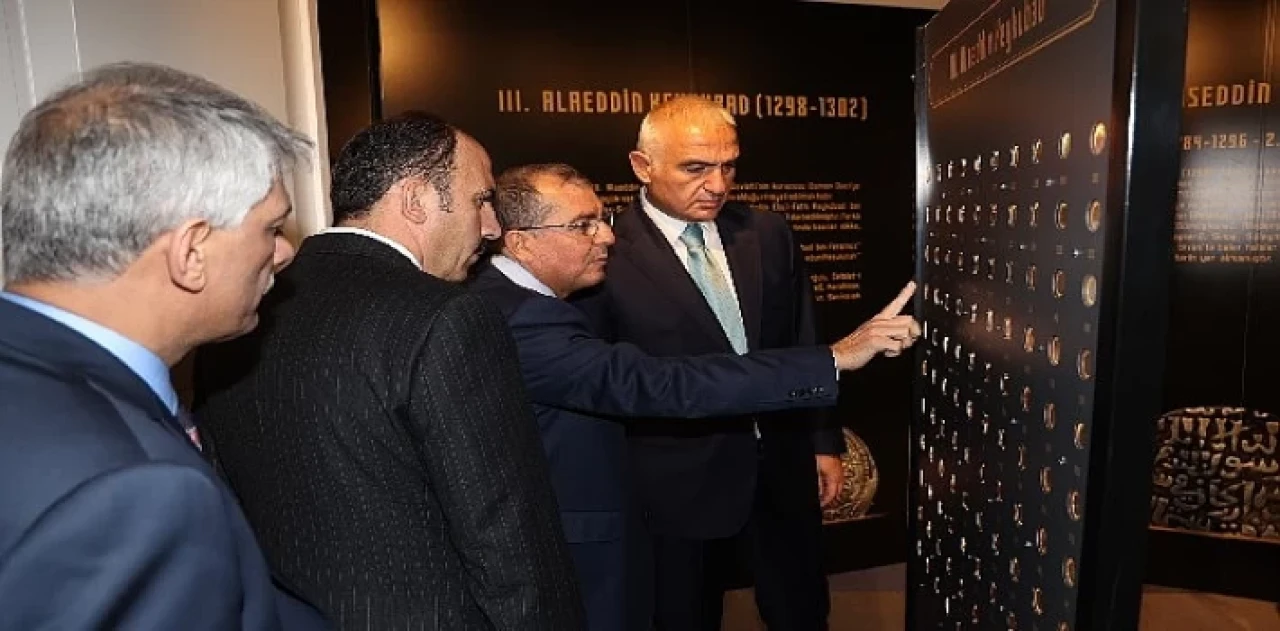 Bakan Ersoy, Konya Büyükşehir Darü’l-Mülk Sergi Sarayı’nı Gezdi