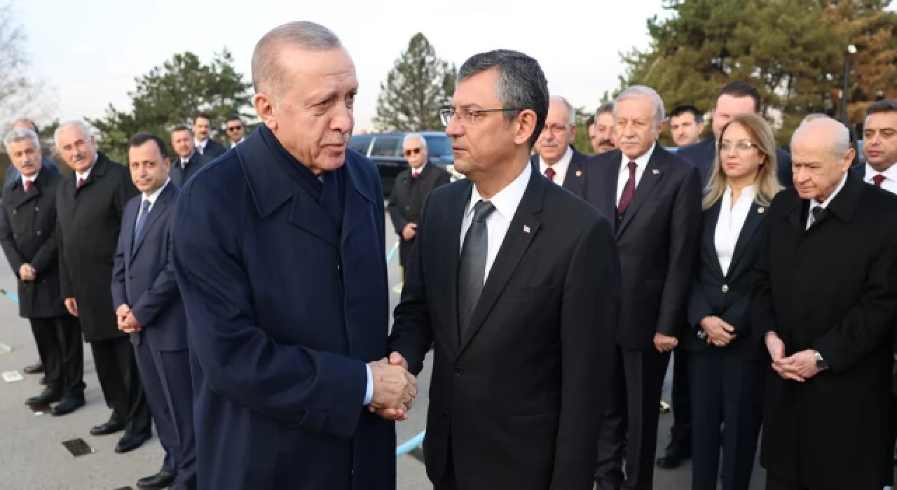Cumhurbaşkanı Erdoğan ile CHP lideri Özel ilk kez tokalaştı