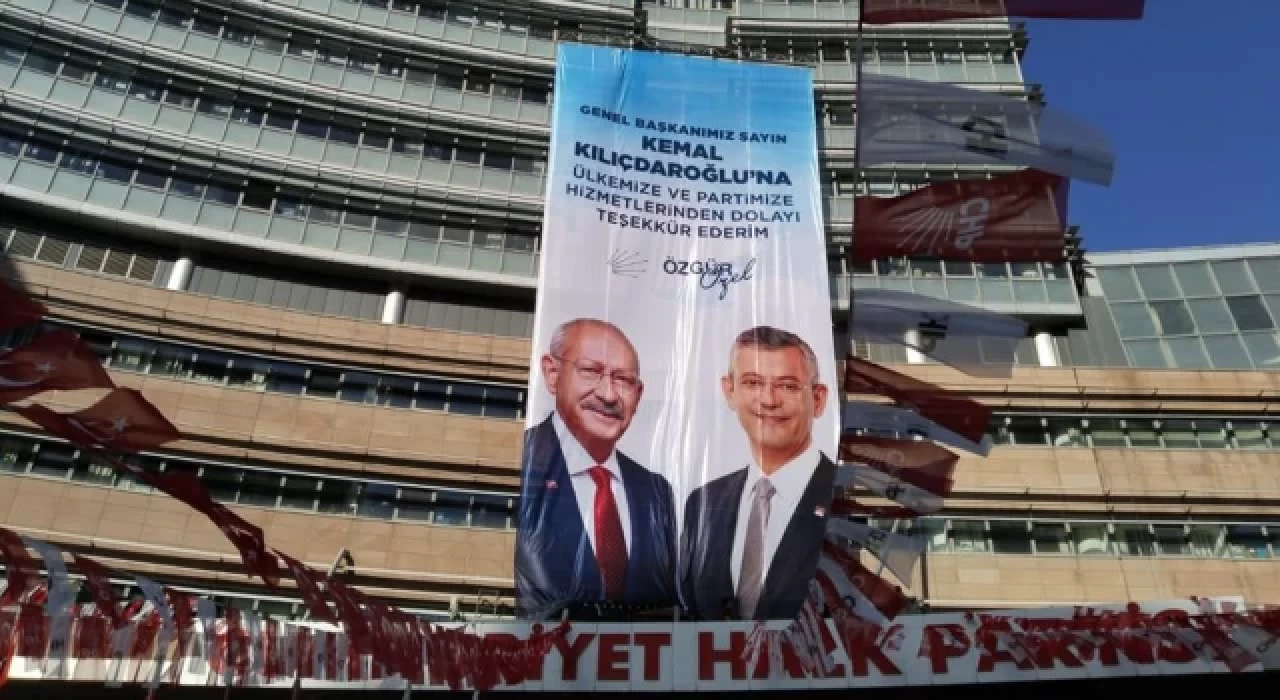 Devir teslim öncesi CHP Genel Merkezi'ne Özgür Özel imzalı dev pankart