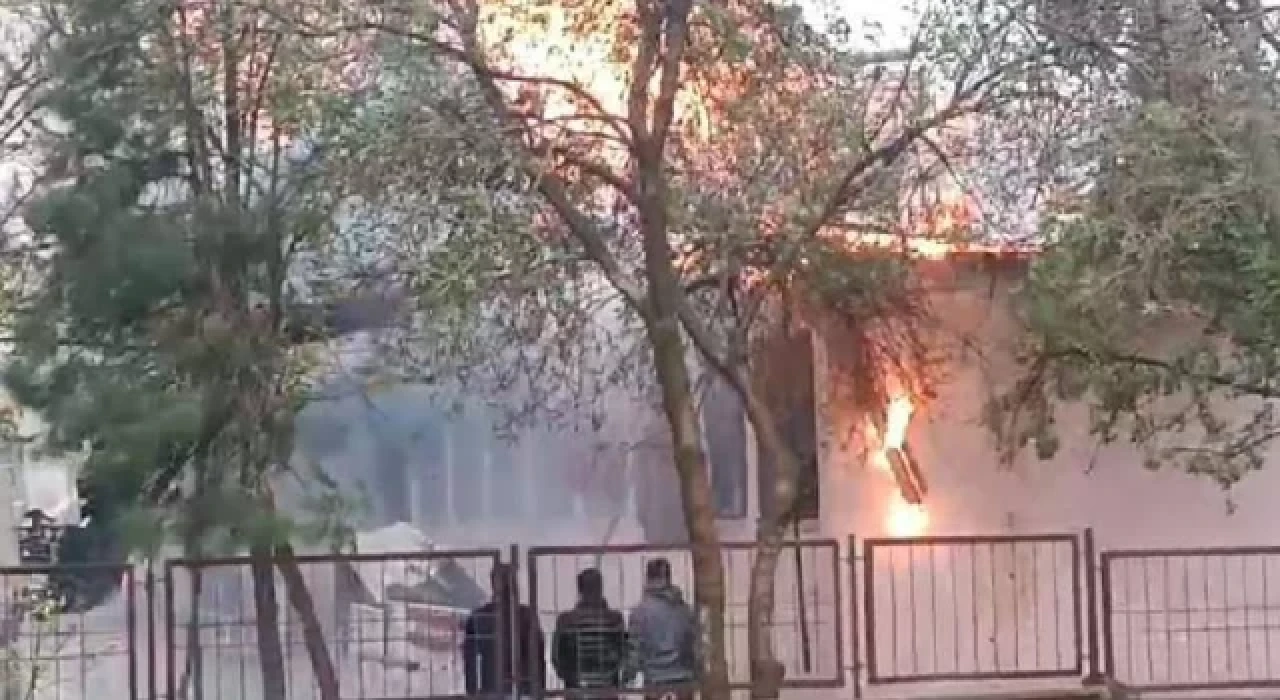 Diyarbakır'da okul çatısında yangın; 300 öğrenci tahliye edildi