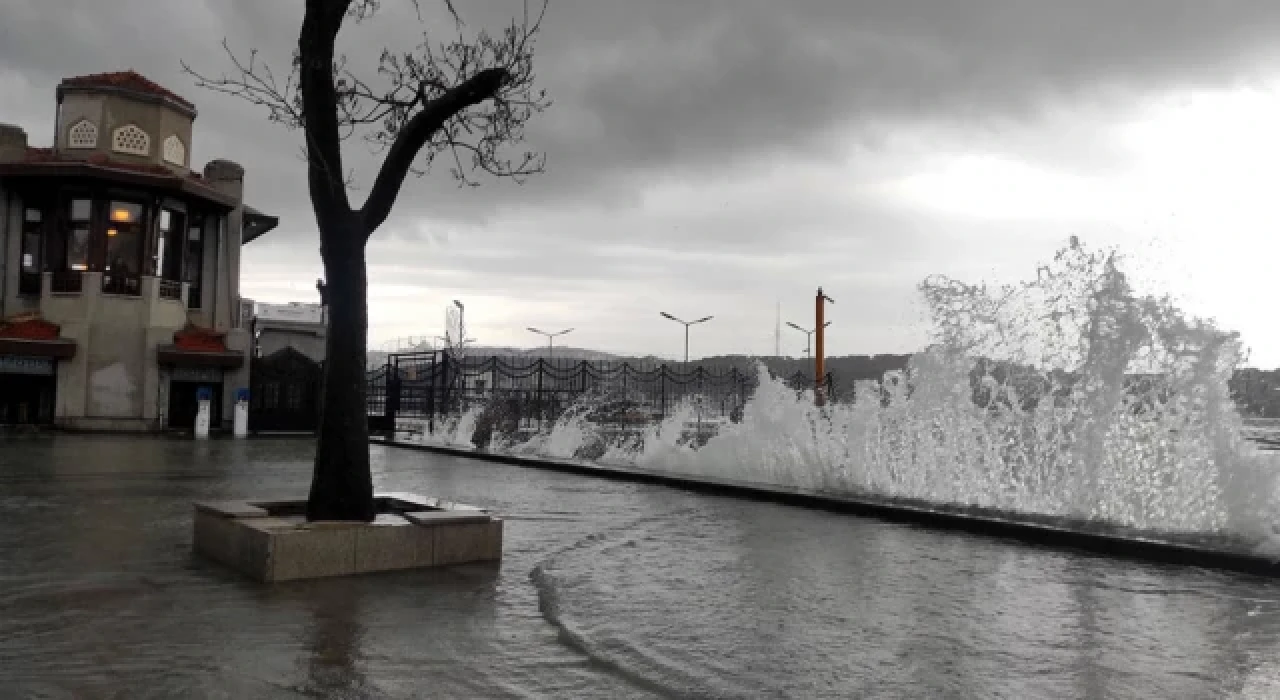 İstanbul'da sağanak ve fırtına: 1 kişi hayatını kaybetti