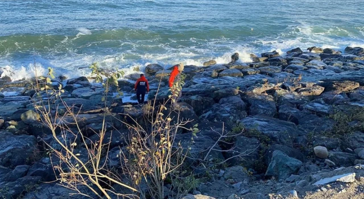 Rize'de odun toplamaya gittiği sahilde fırtınada kaybolan kadın aranıyor