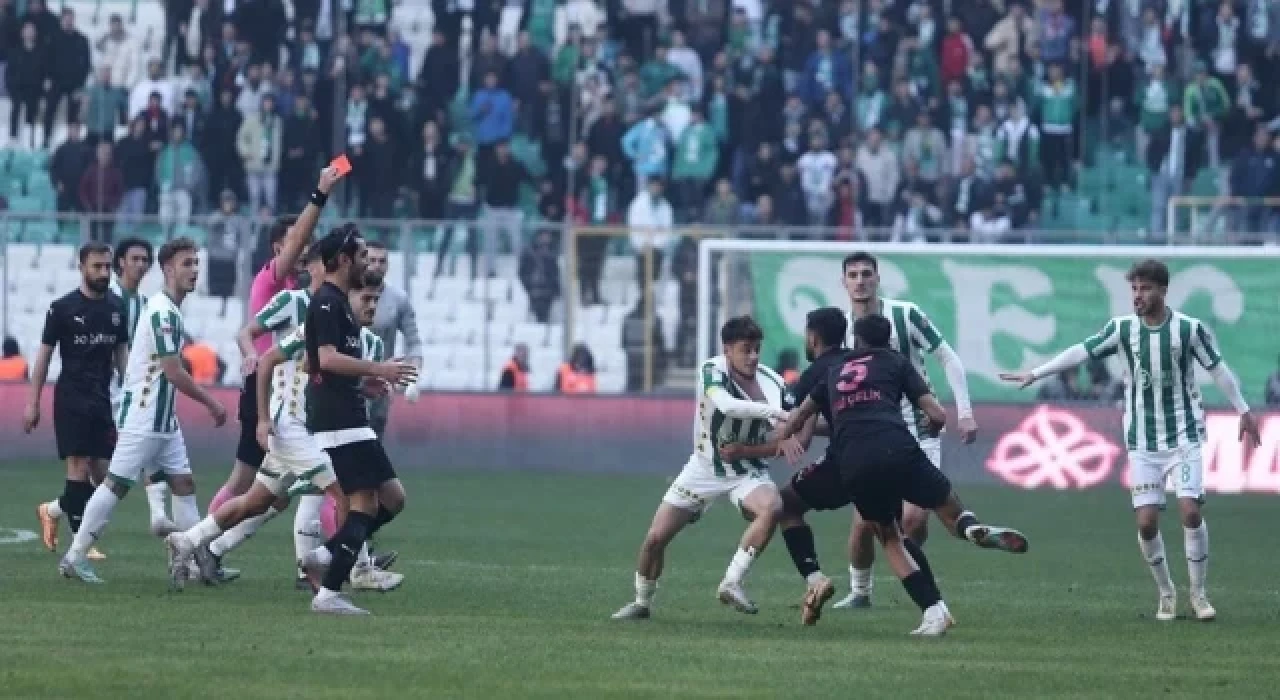Bursaspor-Diyarbekirspor maçında futbolcular birbirine girdi