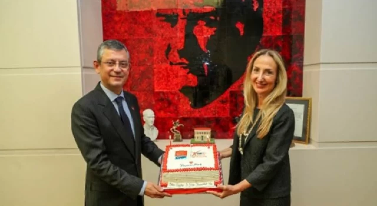 CHP Genel Başkanı Özgür Özel, Kadın Kolları MYK üyeleriyle buluştu