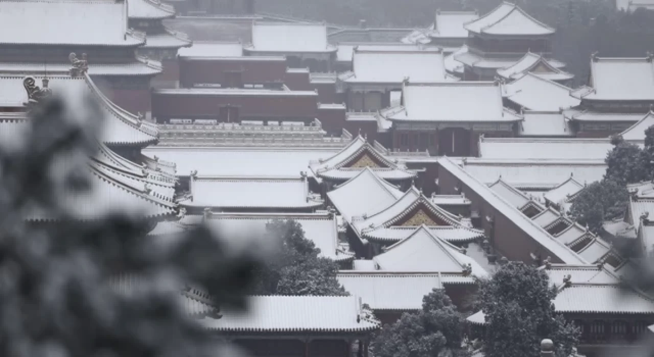 Çin'de yoğun kar yağışı nedeniyle binlerce uçak seferi iptal edildi