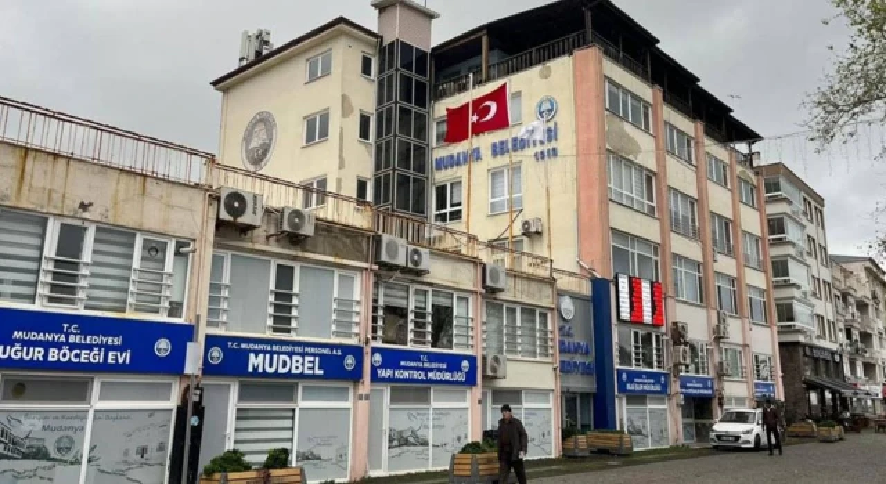 Deprem sırasında Mudanya belediye binasında çatlak oluştu