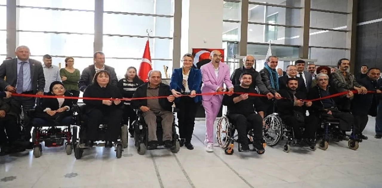 Engelleri aşan sanatçı Alper Kocabıyık’ın resim sergisi açıldı