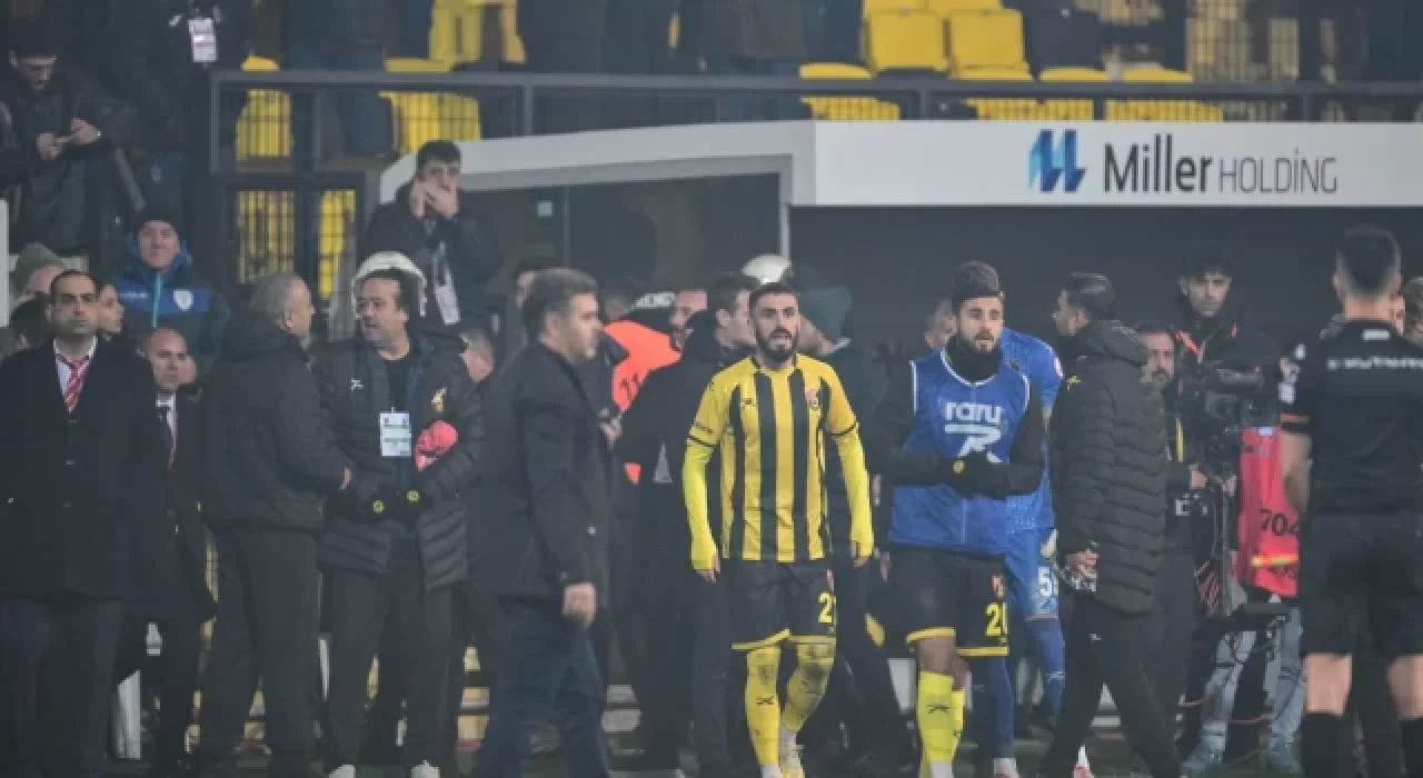 İstanbulspor hakem kararlarına tepki olarak sahadan çekildi