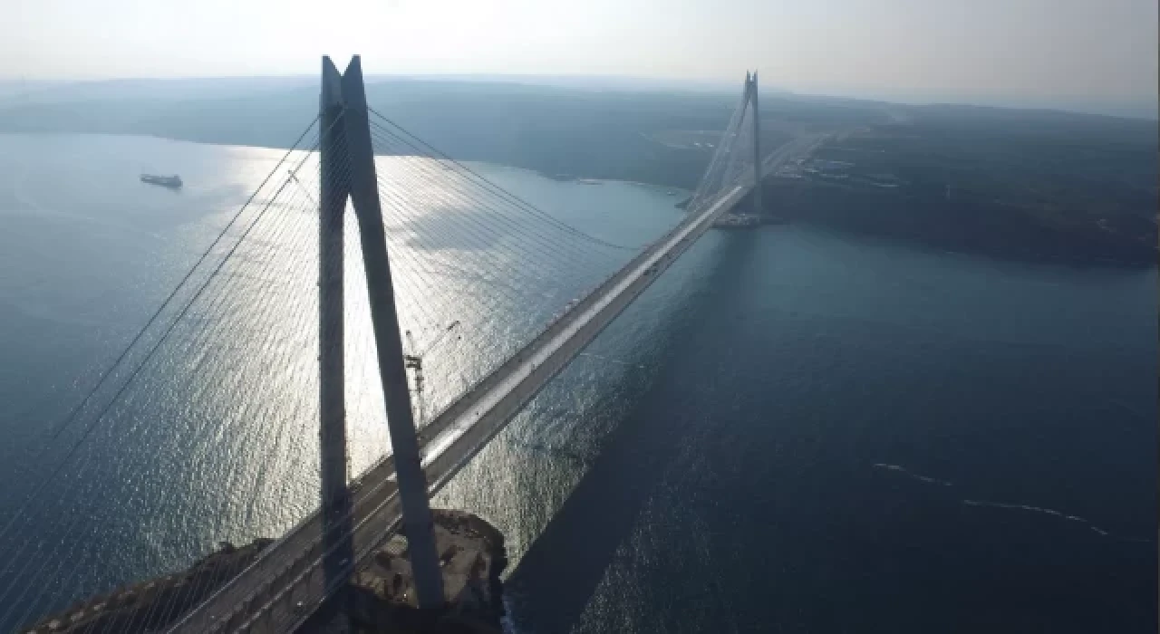 Köprüde yapay zeka ile oluşturan reklamlara inceleme