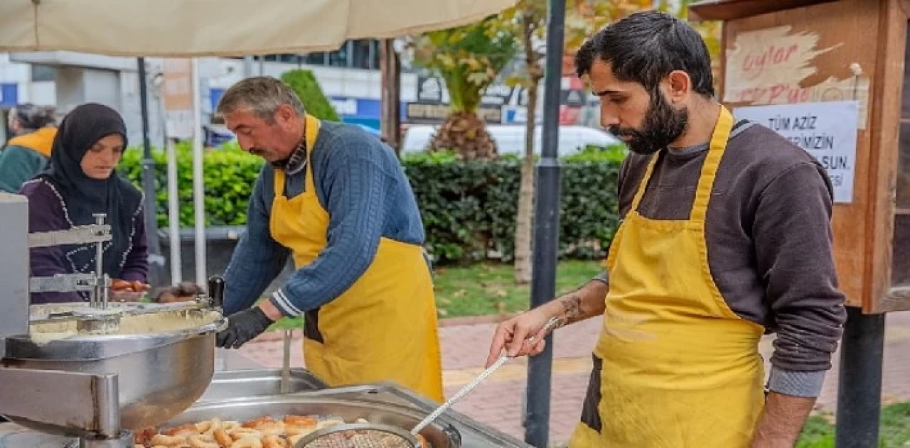 Seferihisar’da 12 şehit için lokma dağıtıldı