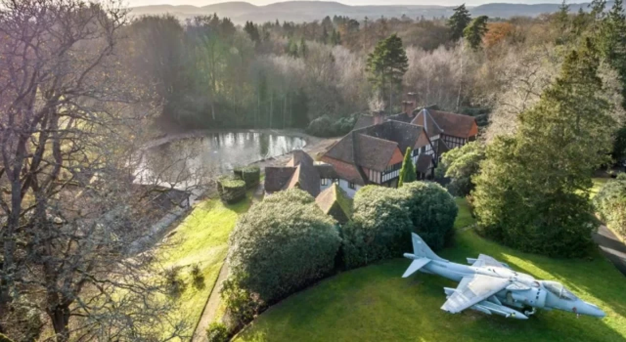 İngiltere'de sıra dışı ilan: Ev alana savaş jeti bedava