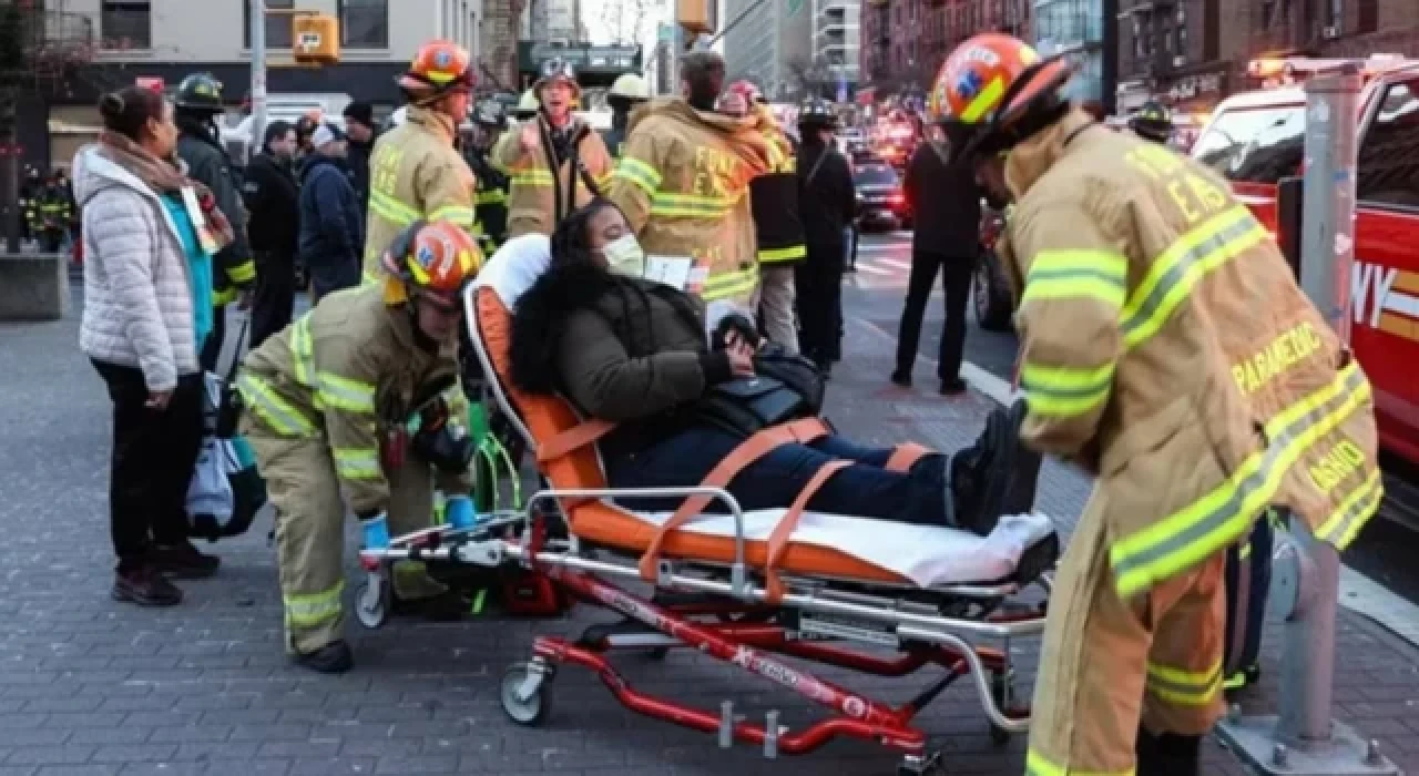 New York'ta iki metro treni çarpıştı! Çok sayıda yaralı var