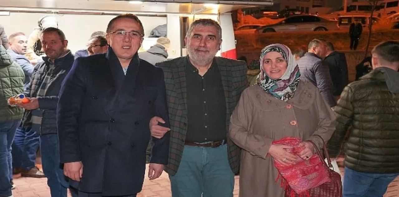 AK Parti Nevşehir Belediye Başkan Adayı Dr. Mehmet Savran, Berat Kandili dolayısıyla vatandaşlara lokma ve meyve suyu ikramında bulunarak kandillerini kutladı