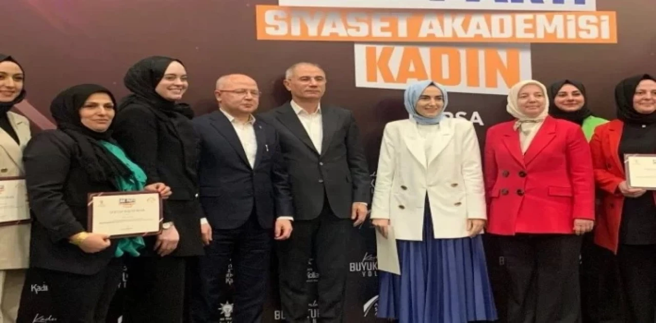 Bursa’da 20. dönem ‘Siyaset Akademisi Sertifika Töreni gerçekleşti