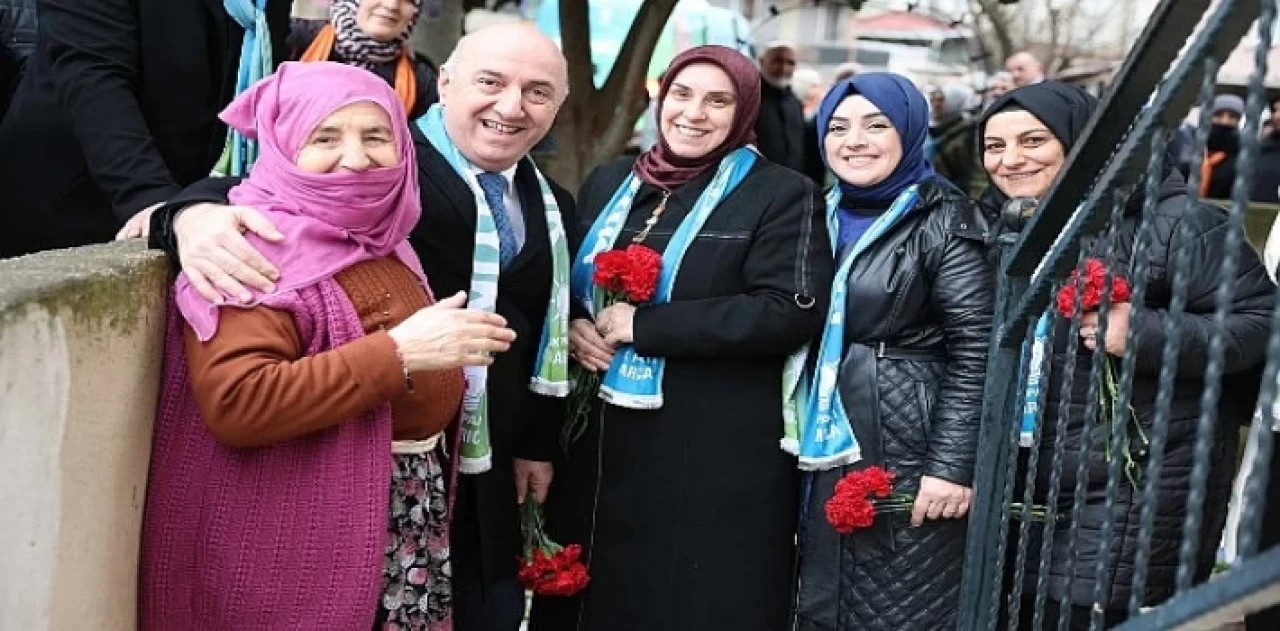 Darıca Belediye Başkanı ve Cumhur İttifakı Darıca Belediye Başkan Adayı Muzaffer Bıyık, Kazım Karabekir Mahallesi’nde sokak sokak vatandaşlara karanfil dağıtıp hasbihal etti