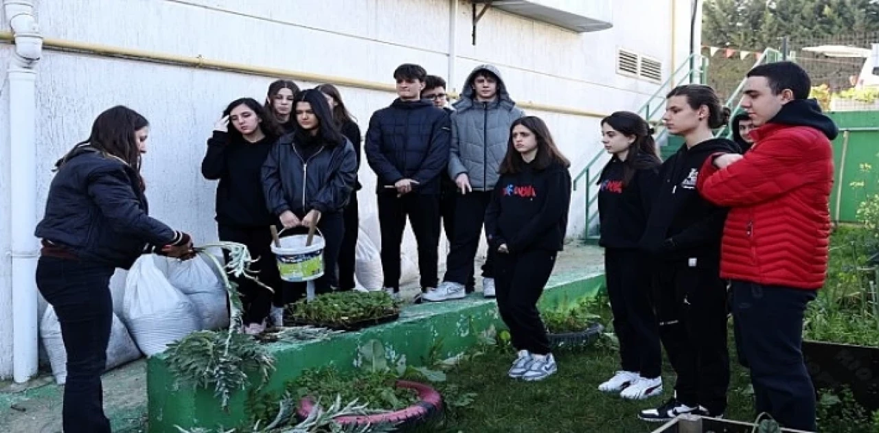 Ders arasında fide ektiler