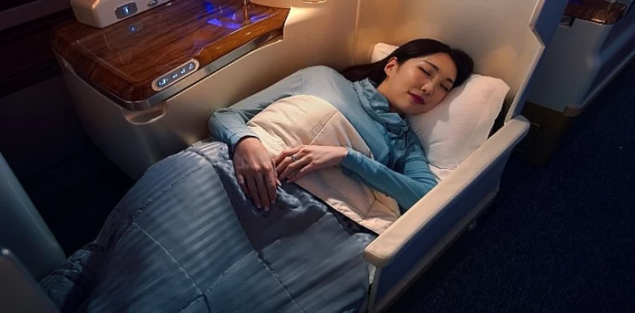 Emirates, Business Class yolcularını uzun uçuşlarda daha rahat ettirecek yeni uçak içi kıyafet setini tanıttı