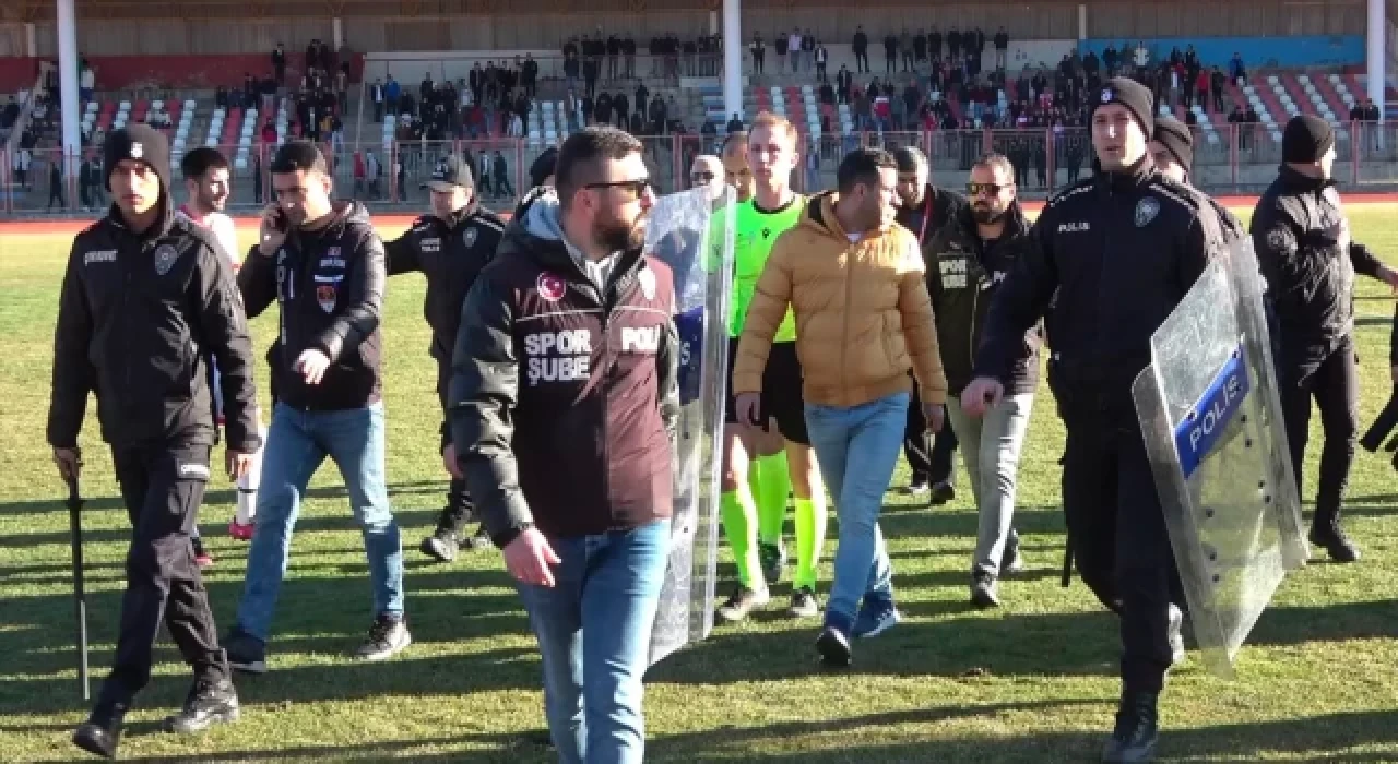 Hakemi yumruklayan futbolcu tutuklandı