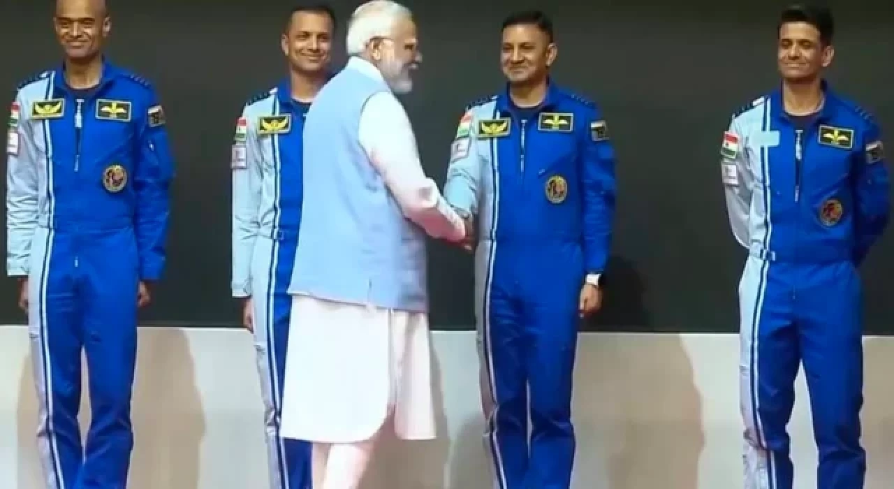 Hindistan ilk uzay uçuşu için astronotlarını seçti