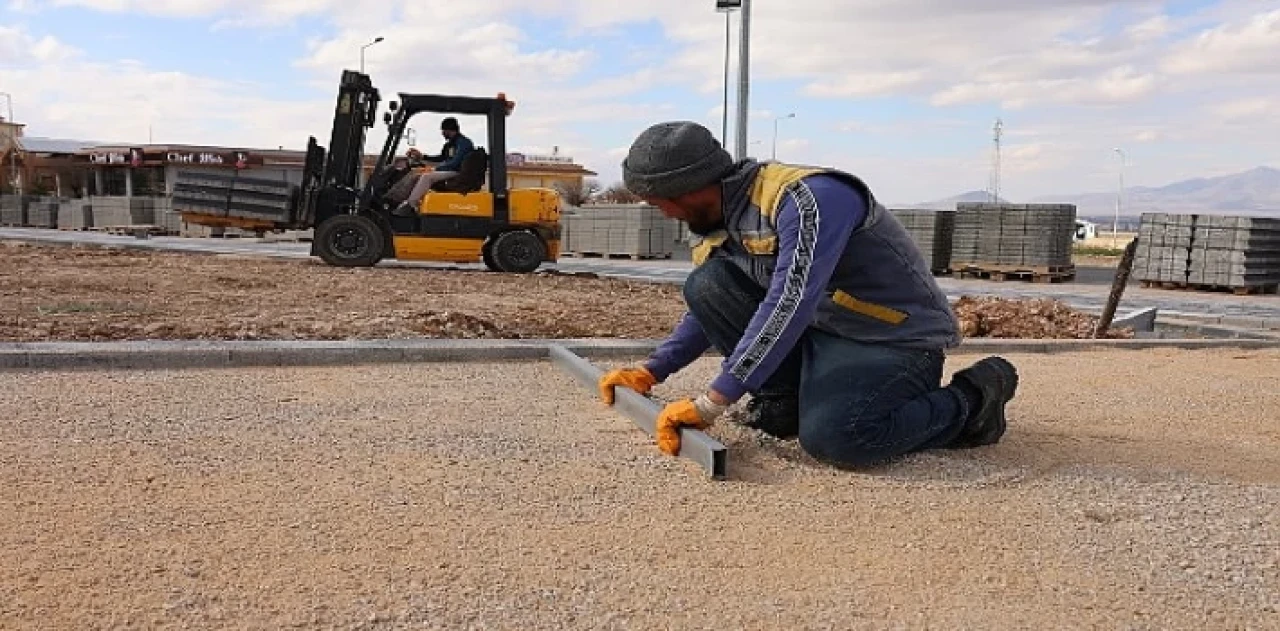 Karaman Belediyesi’nin projelerinden biri olan ve yapımında geri dönüşümden elde edilen materyallerin kullanıldığı Geri Dönüşüm Parkı’nda çalışmalar sürüyor