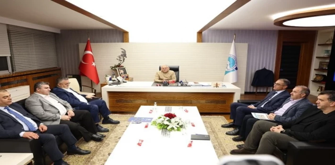 Kayseri Büyükşehir kurmaylarının gece mesaisi