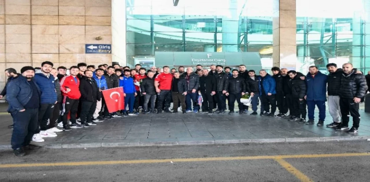 Milli güreşçiler yurda döndü